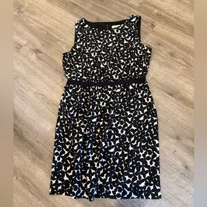 Flowy black and white pattern dress in great used condition
